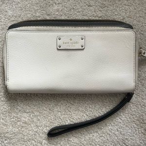 Kate spade colorblock wallet. Black/cream. Wristlet.